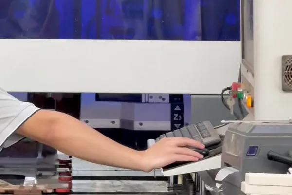 Machine console running a cutting program